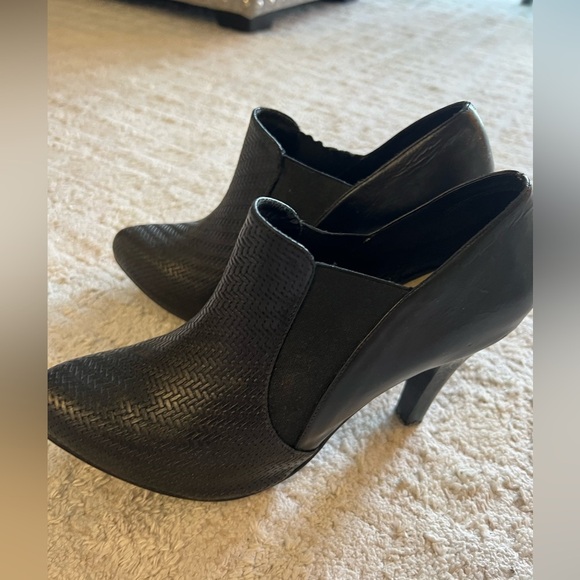 Elegant Black Women's Ankle Boots - Picture 3 of 14